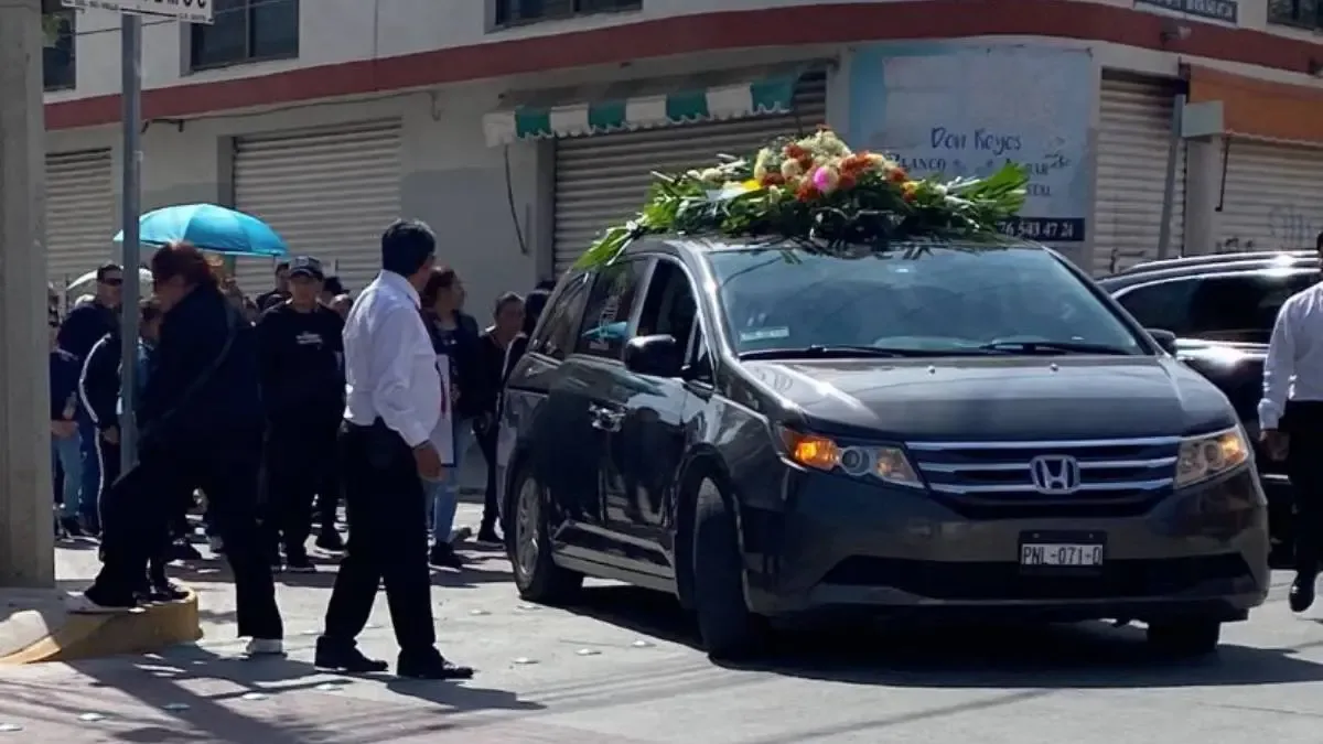 Amigos y familiares rinden homenaje a Antonio Saldaña Reyes en su funeral.