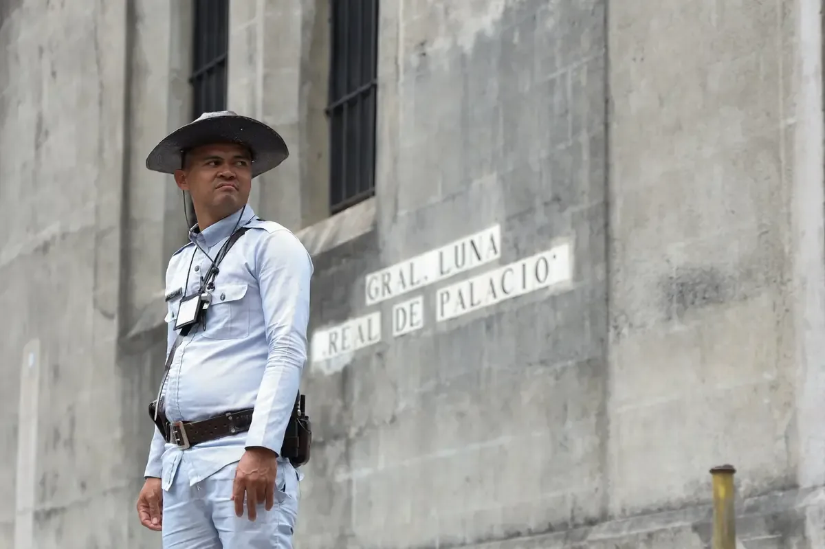 Amílcar Olán, socio de los López Beltrán, busca esquivar orden de aprehensión en medio de graves acusaciones.