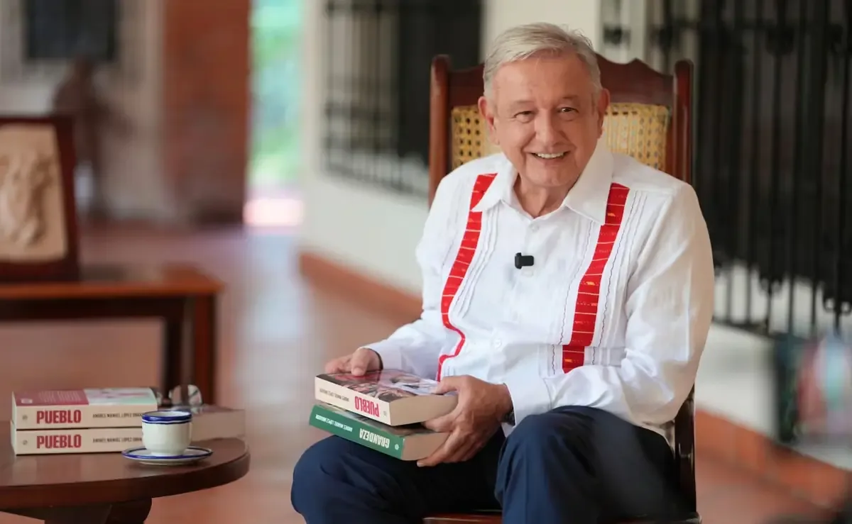 El expresidente de México López Obrador destaca la importancia del pueblo en la democracia con su nueva obra.