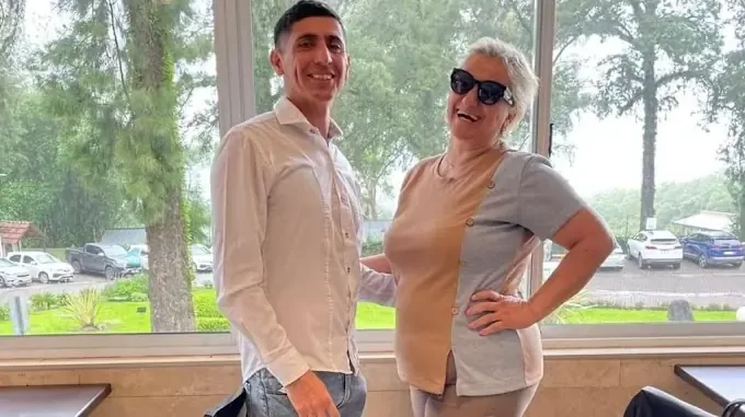 Esta pareja desafía normas sociales a través de un amor sincero y combativo.