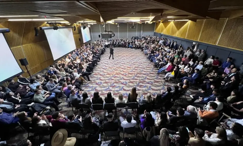 Más de 500 profesionales apoyan la lista oficial en vísperas de elecciones.