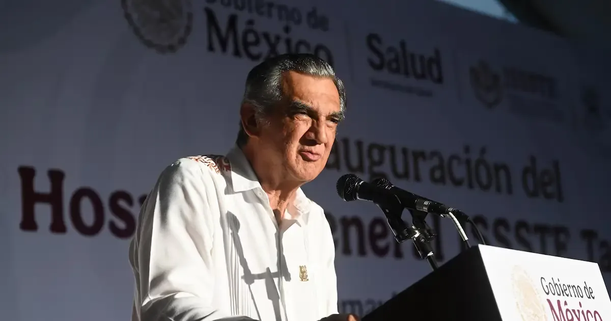 El gobernador de Tamaulipas responde sobre versiones de cancelación de su documento migratorio.