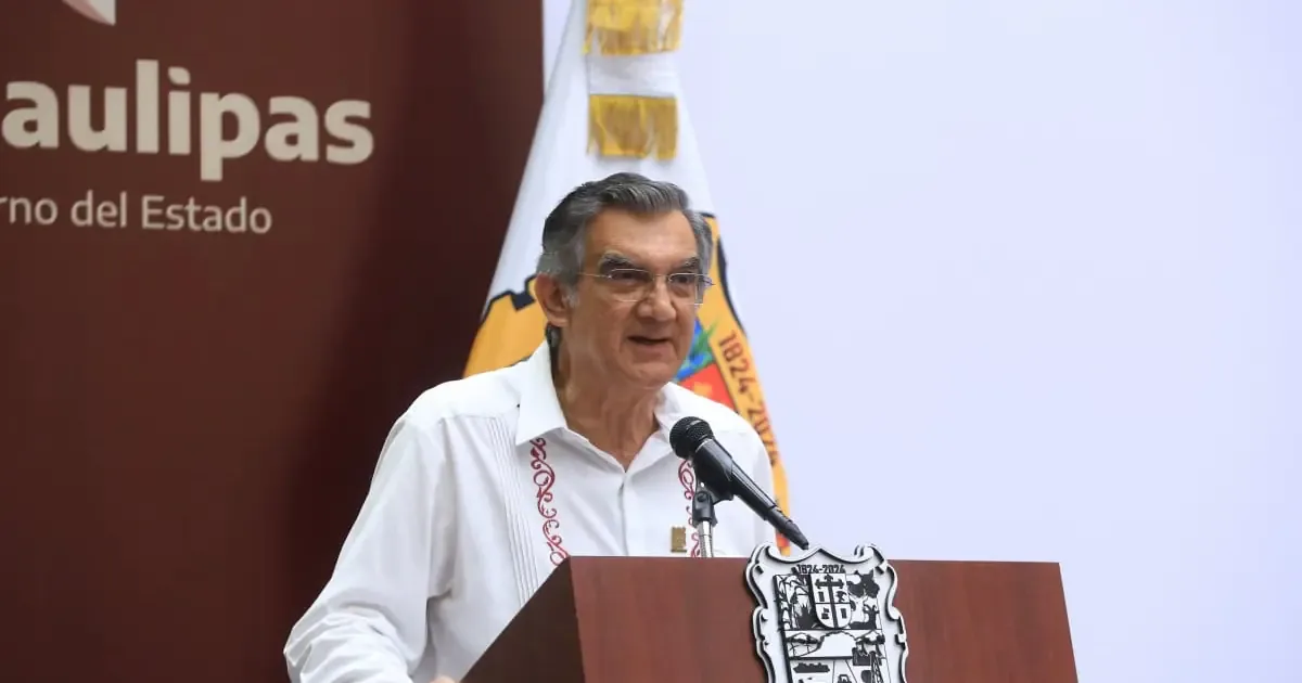 El gobernador de Tamaulipas urge a periodistas a ser "drones de la verdad".