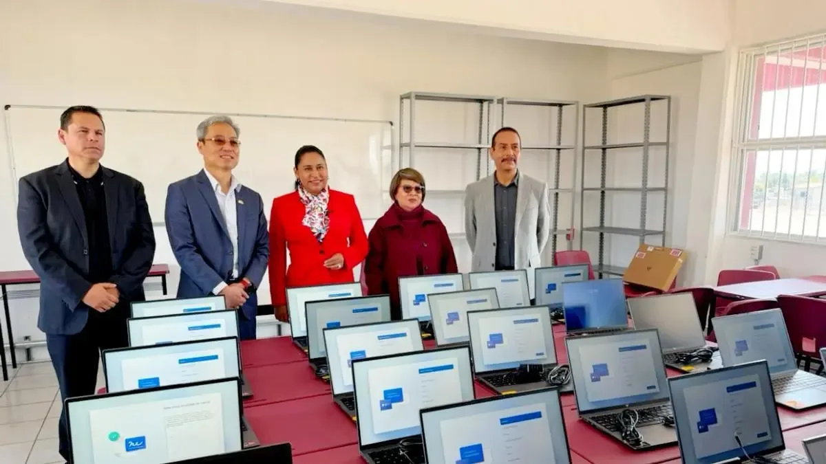 Ana Lilia Rivera en un evento educativo sobre tecnología en Tlaxcala.