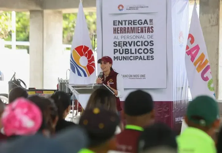 Ana Paty Peralta durante la entrega de herramientas a Servicios Públicos en Cancún.