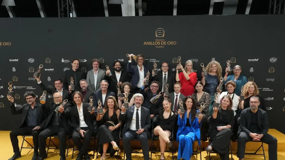 La serie se lleva 13 galardones en la primera edición de estos premios, destacando su influencia en la industria.