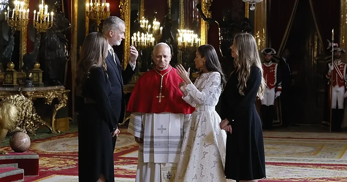 La visita del Papa a España resalta la histórica relación con la Corona.