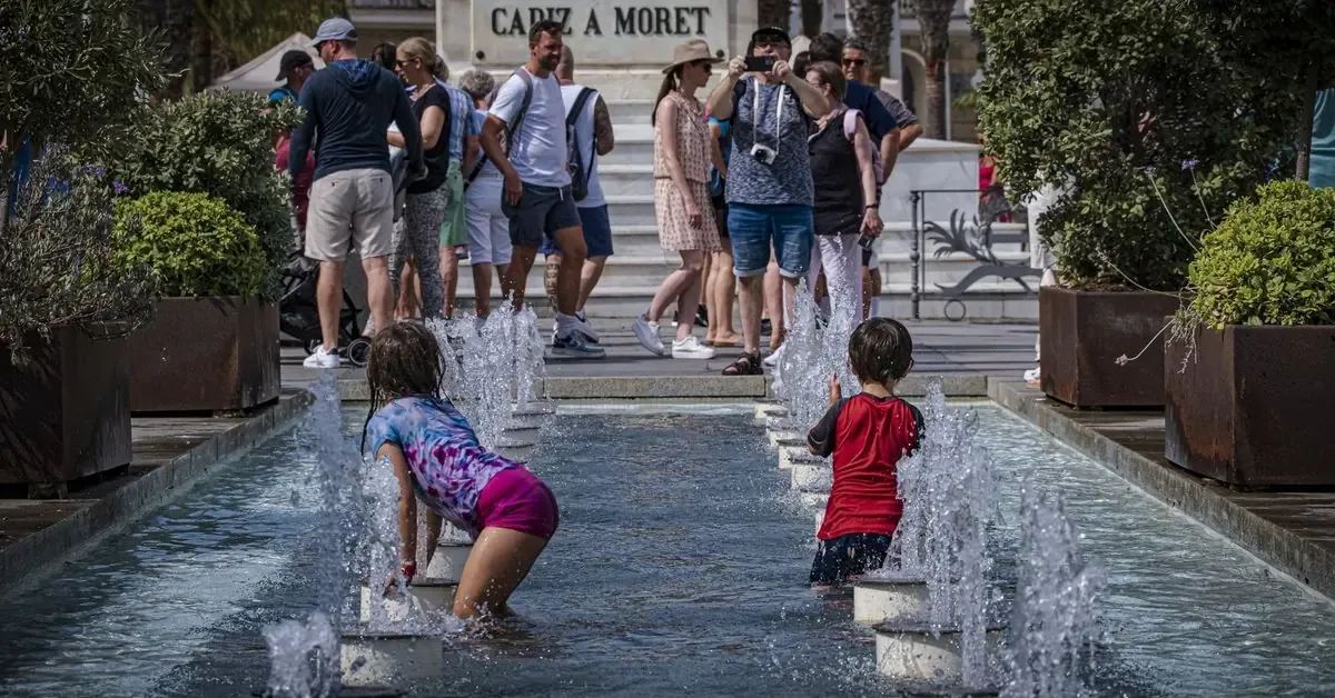 Se implementan medidas para proteger la salud ante el intenso calor veraniego.