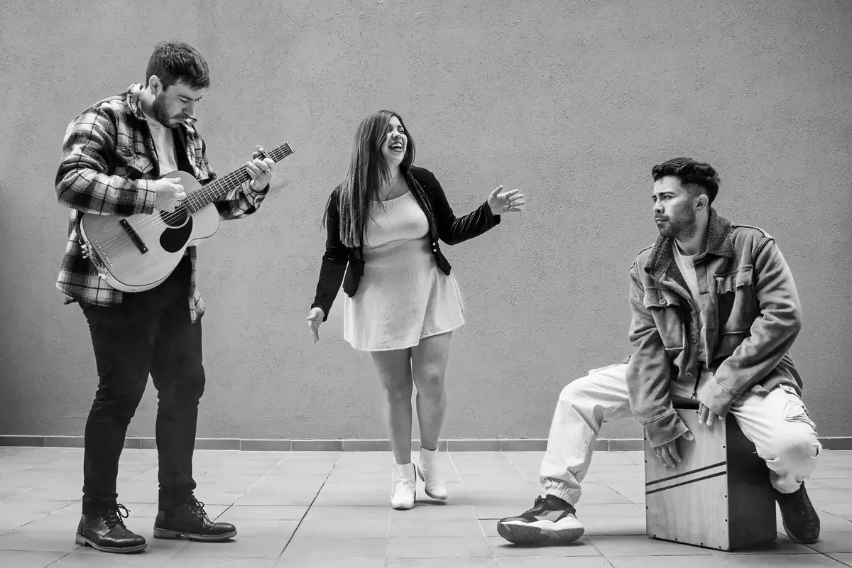 La talentosa artista compite por un lugar en la popular competencia musical mostrando su capacidad como multistrumentista.