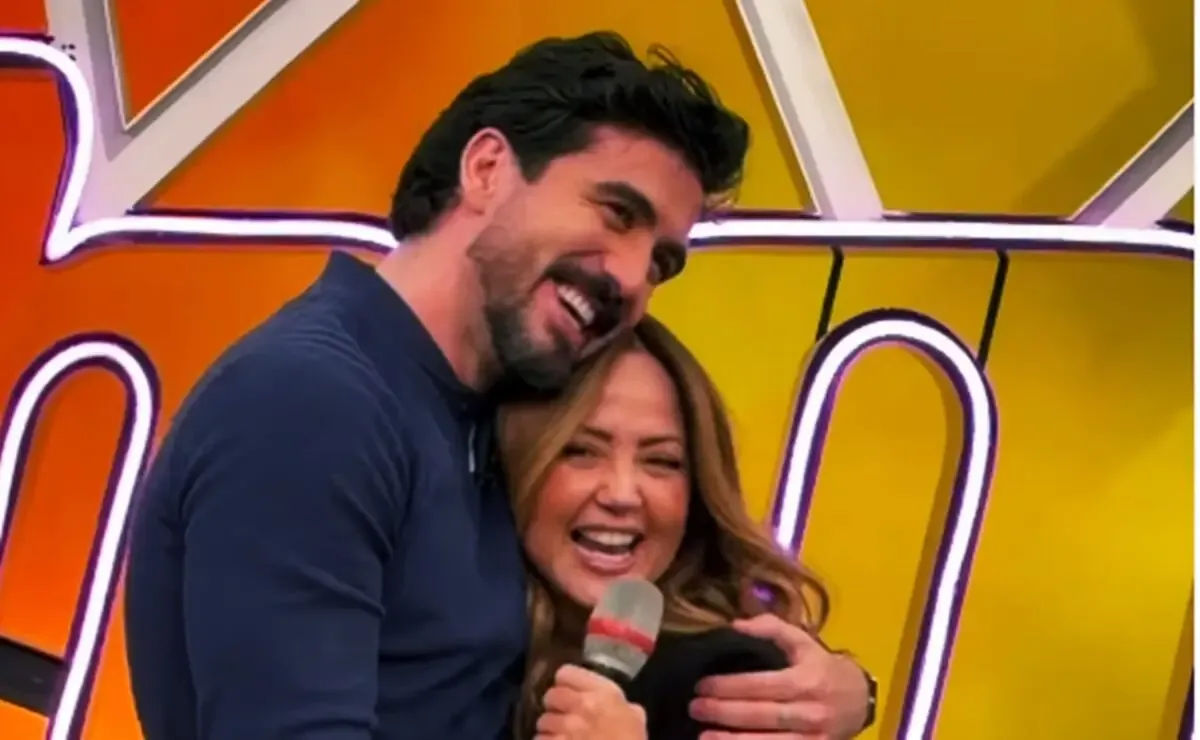 Andrea Legarreta y Luis Carlos Origel durante una dinámica en el programa "Hoy".