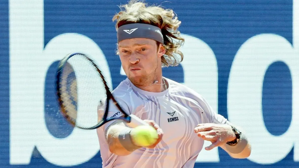 Andrey Rublev logra su primer acceso a semifinales en el Trofeo Conde de Godó, enfrentándose a Hamad Medjedovic.