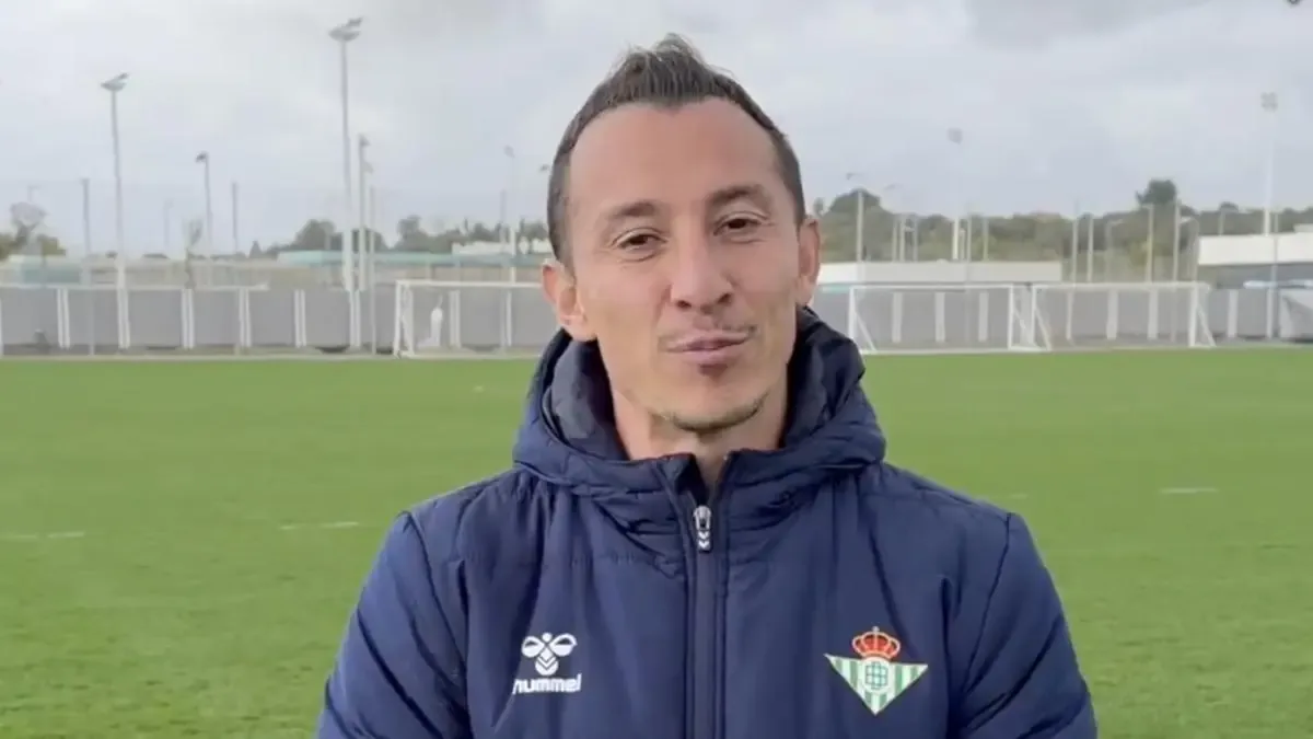 Andrés Guardado da la bienvenida a Álvaro Fidalgo en las instalaciones del Betis.