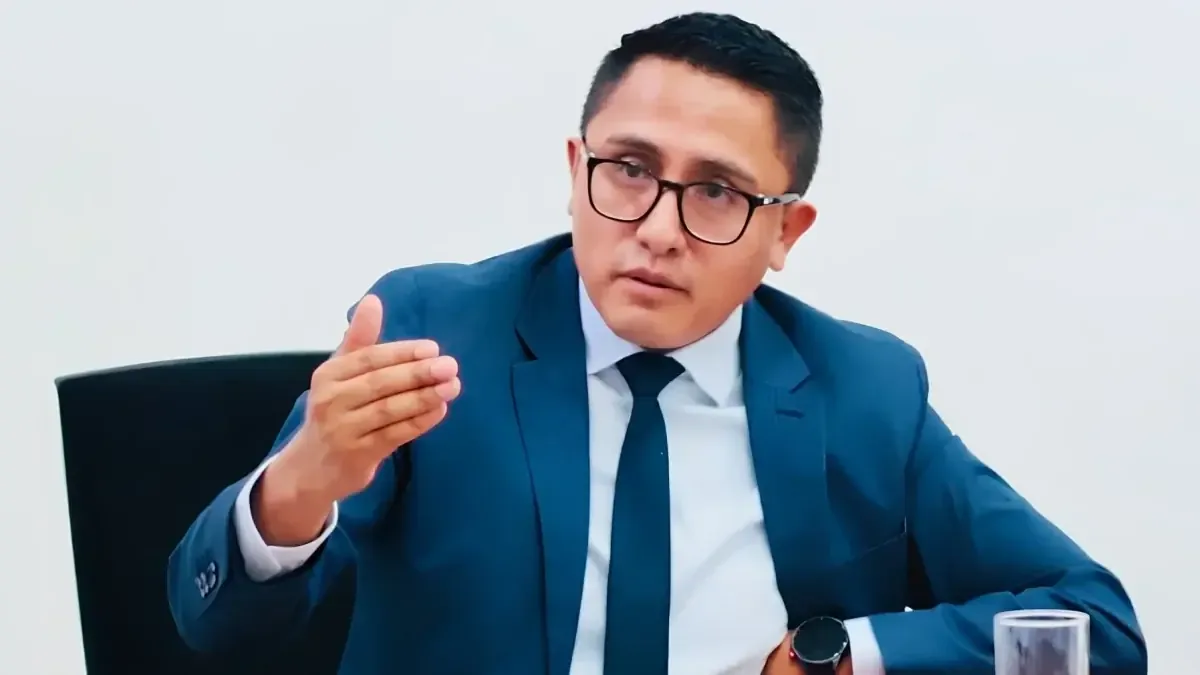 Andrés Quishpe afirma que la falta de inversión y violencia agravan la situación educativa en el país.