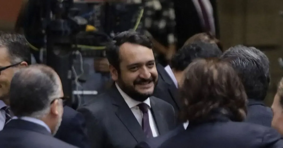 La revelación del hijo de AMLO sobre su visa se vuelve un tema político en la agenda pública.