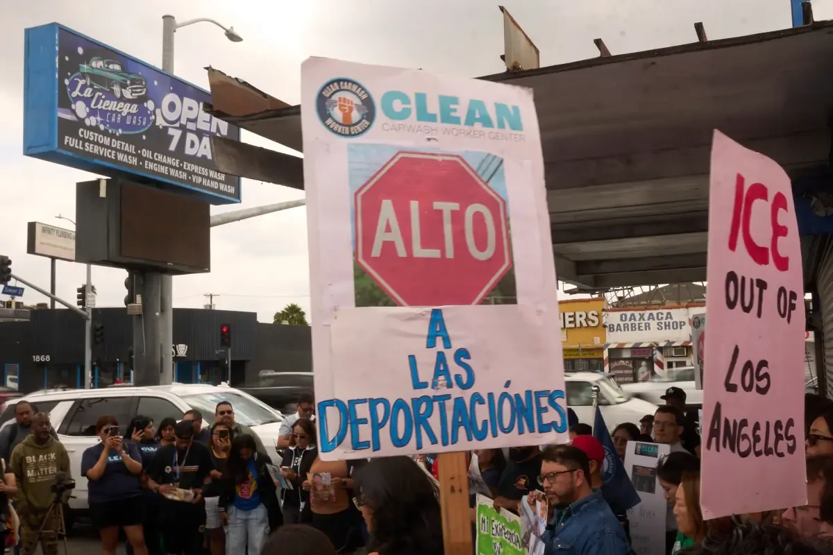 Trabajadores conmemoran un año de las redadas y exigen justicia.