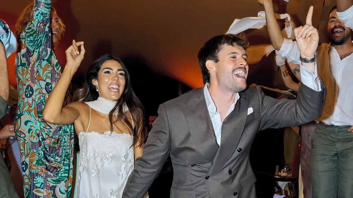 La fiesta incluyó sorpresas y detalles personalizados, convirtiendo la boda en una celebración inolvidable.