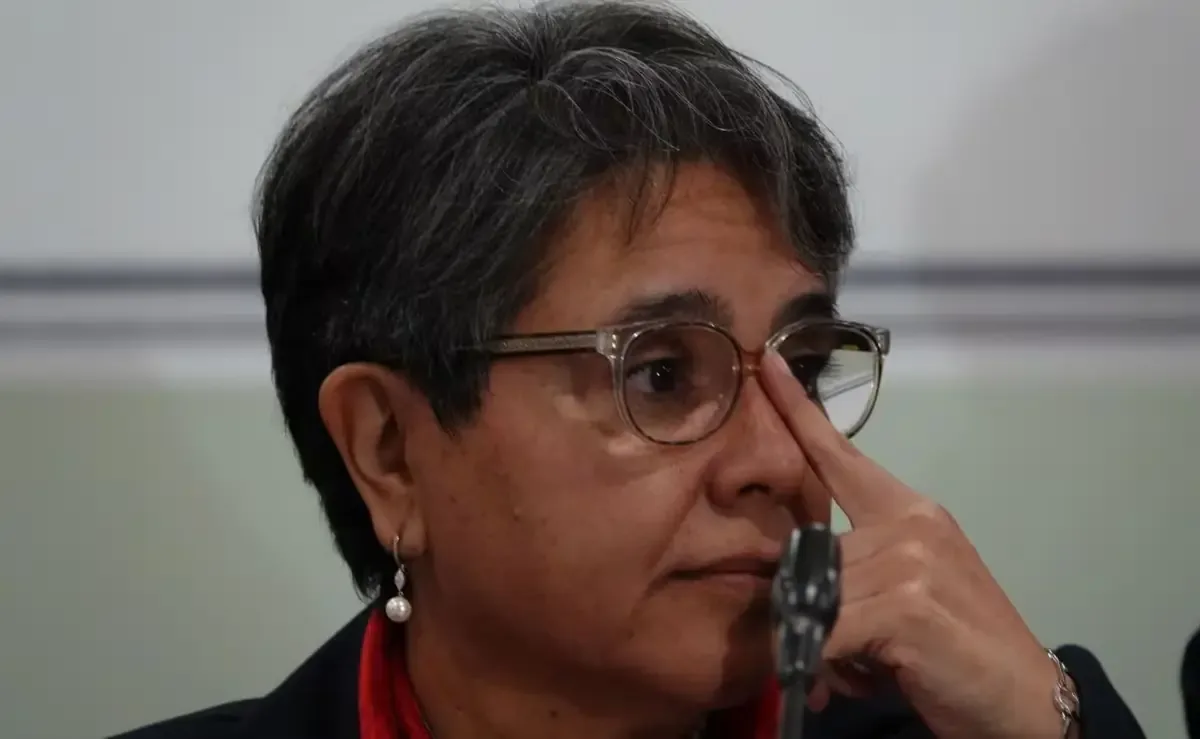 La servidora pública falsificó información para obtener contratos, lo que deriva en severas sanciones.