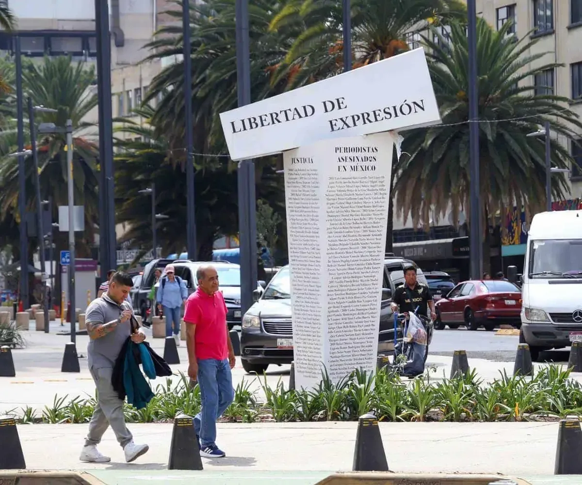 Organizaciones y activistas instalan antimonumentos en la CDMX para recordar a las víctimas de diversos movimientos sociales y familiares de desaparecidos.