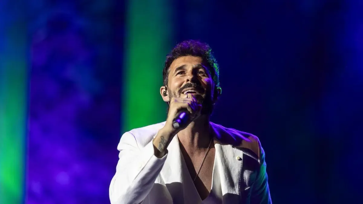 El cantante celebró un emotivo concierto, inspirando a la audiencia con su música sobre el amor y la resiliencia.