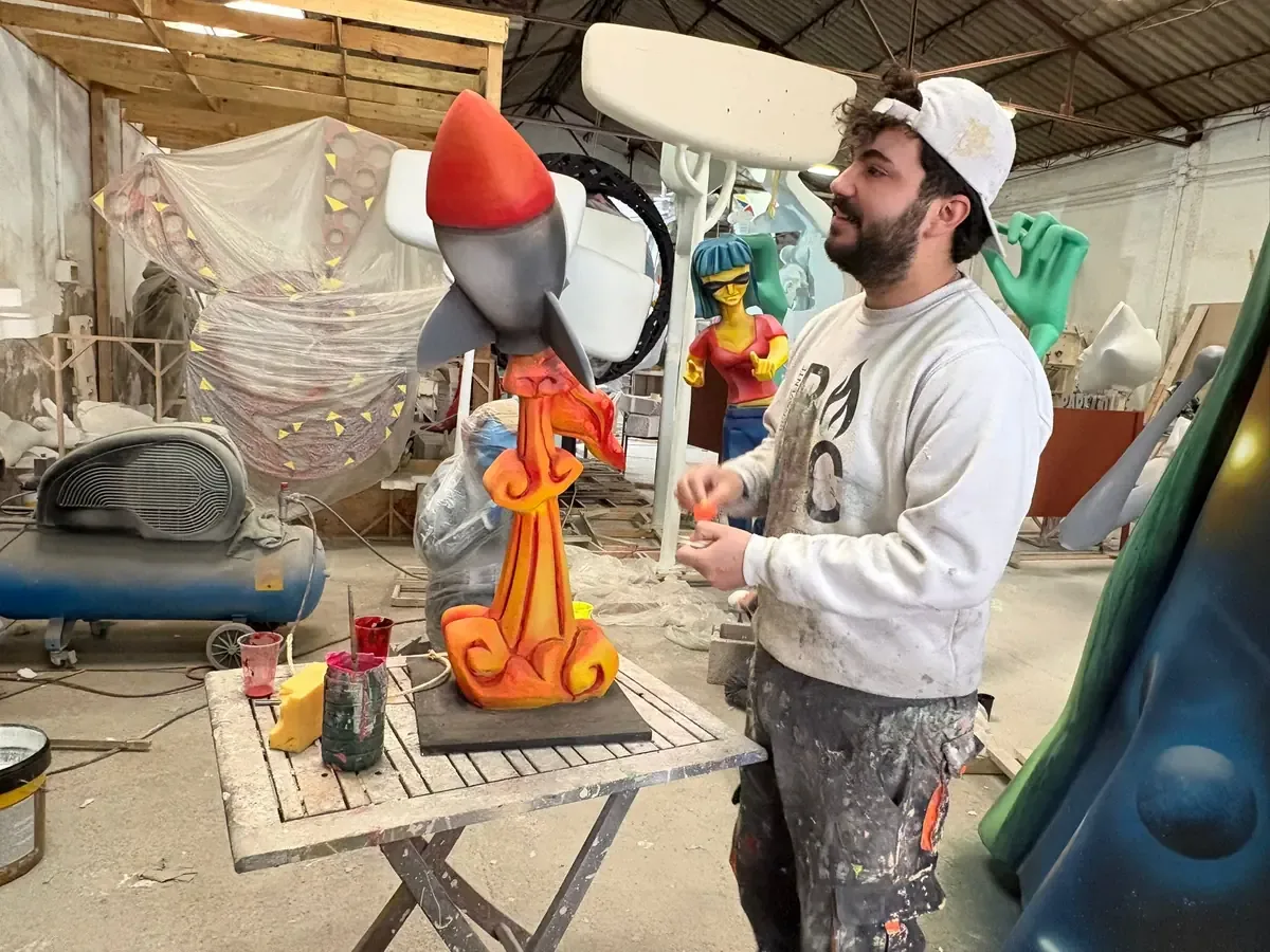 El joven artista ascende con un ambicioso proyecto monumental en la festividad alicantina.