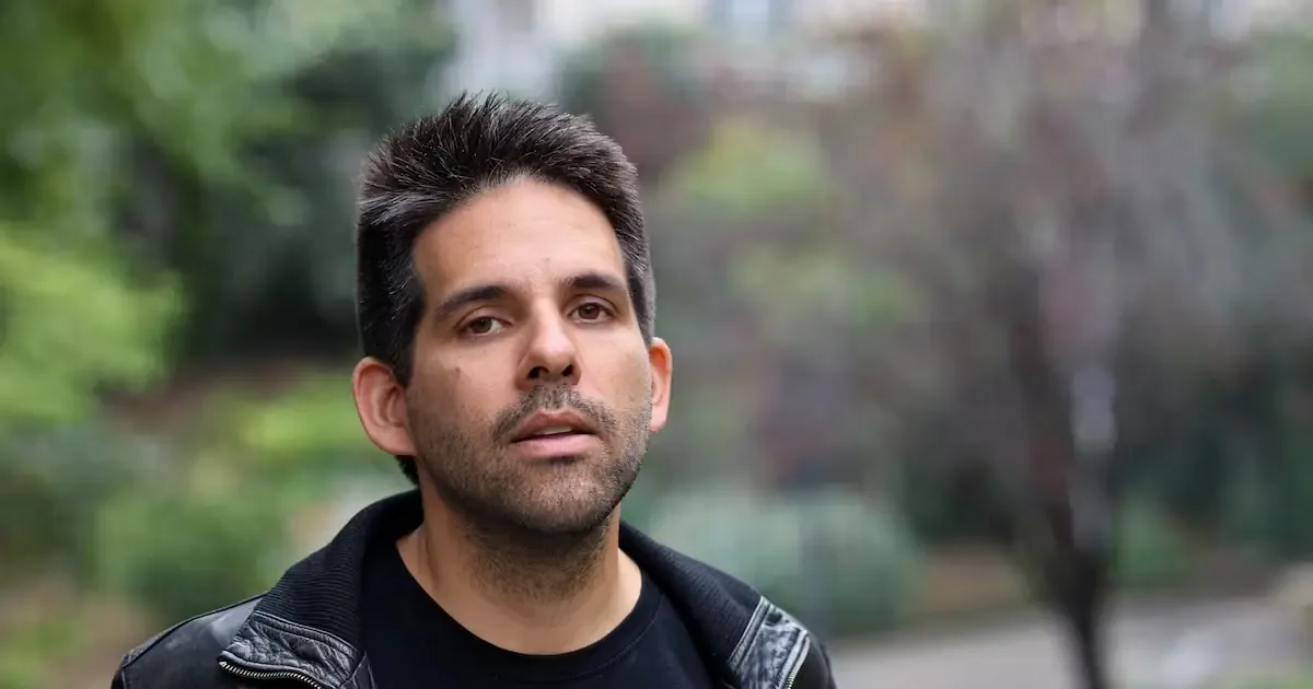 La nueva novela del escritor chileno explora la experiencia latinoamericana en universidades de EE.UU. con humor ácido y reflexiones profundas.