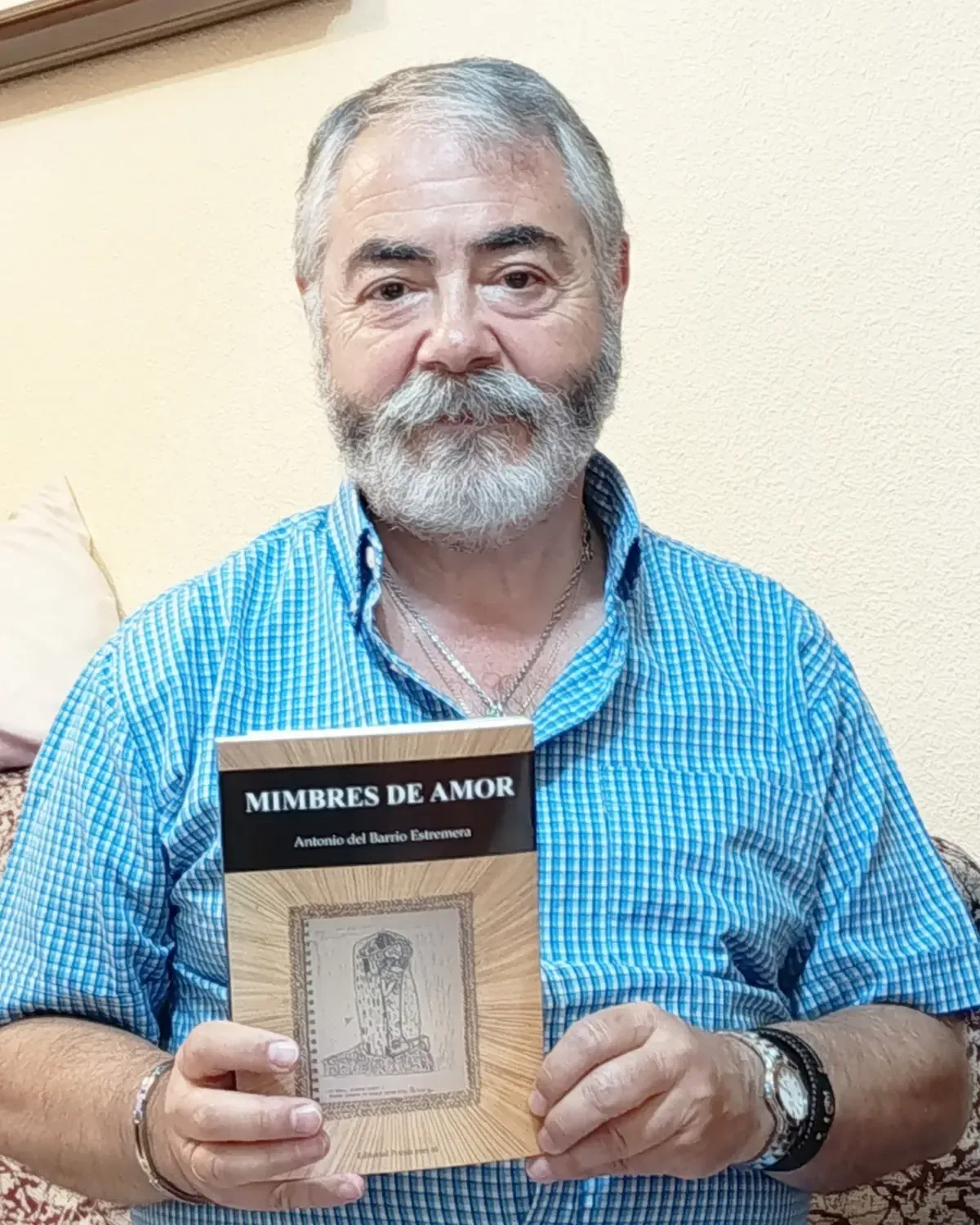 El escritor segoviano explora el amor a través de diversos matices en su última obra publicada.