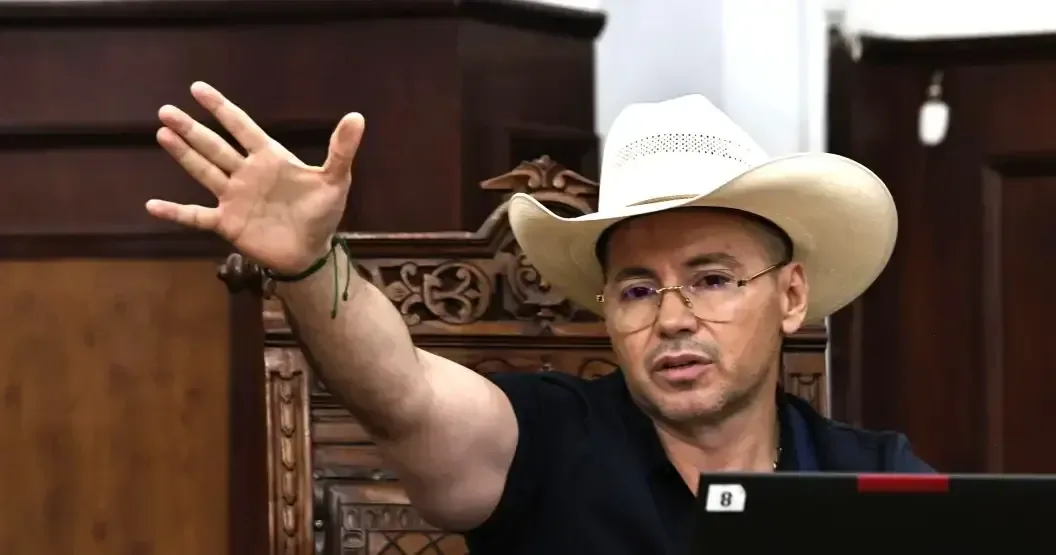 El petista Antonio Flores Guerra busca retomar su lugar en el Legislativo tras un fallo judicial a su favor.