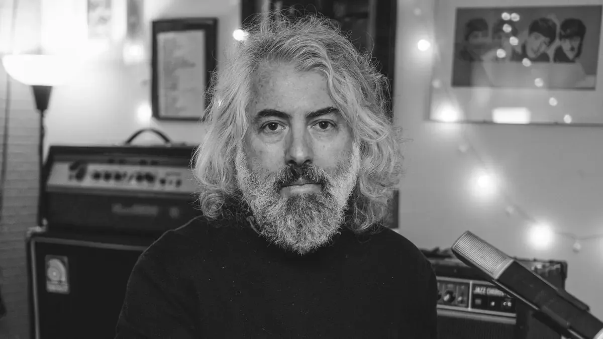 El líder de la banda española Sr. Chinarro presenta un nuevo álbum con renovaciones de sus primeros temas.