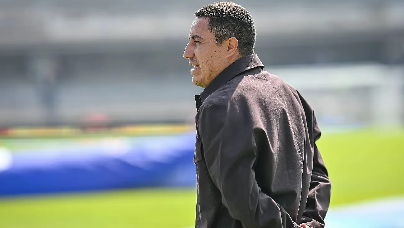 Antonio Sancho y Efraín Juárez discuten estrategia en los Pumas.