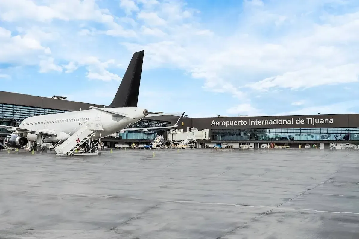 Anuncio de la nueva ruta aérea entre Tijuana y Vancouver por el secretario de Turismo.