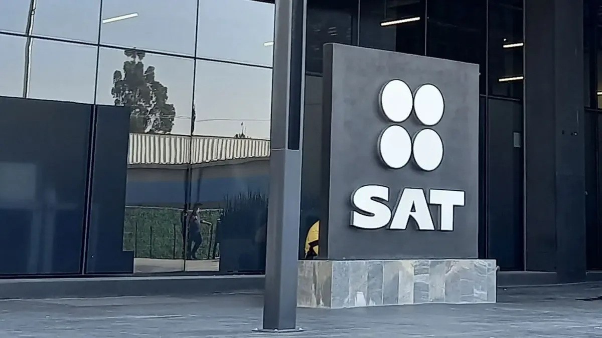 Anuncio del Plan Maestro 2026 del SAT que promete mejorar la atención fiscal.