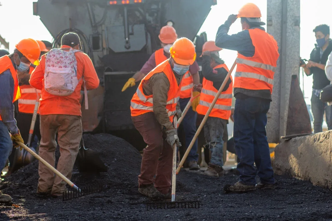 Anuncio del programa de conservación de carreteras por el Gobierno de México.
