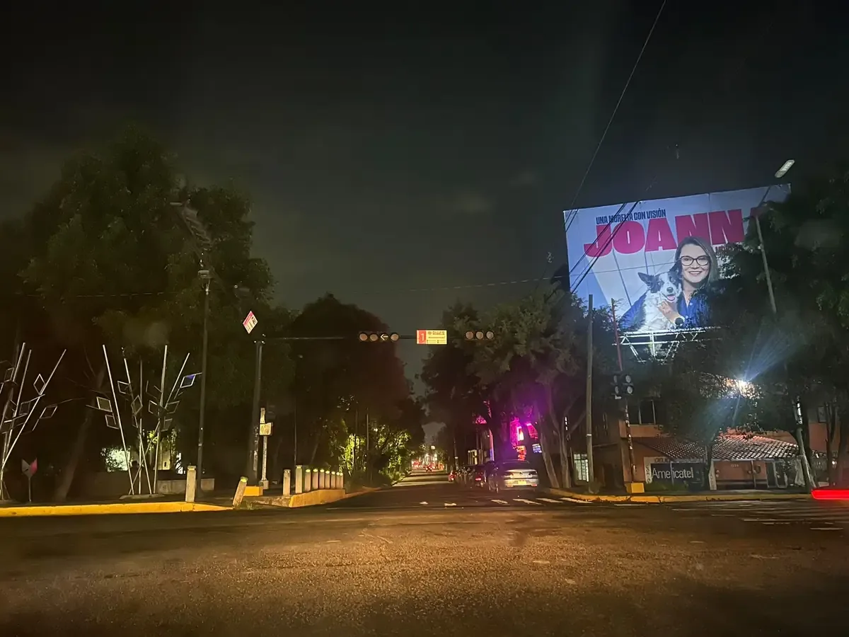 Las intensas lluvias en la capital michoacana provocaron daños en el sistema de iluminación pública.
