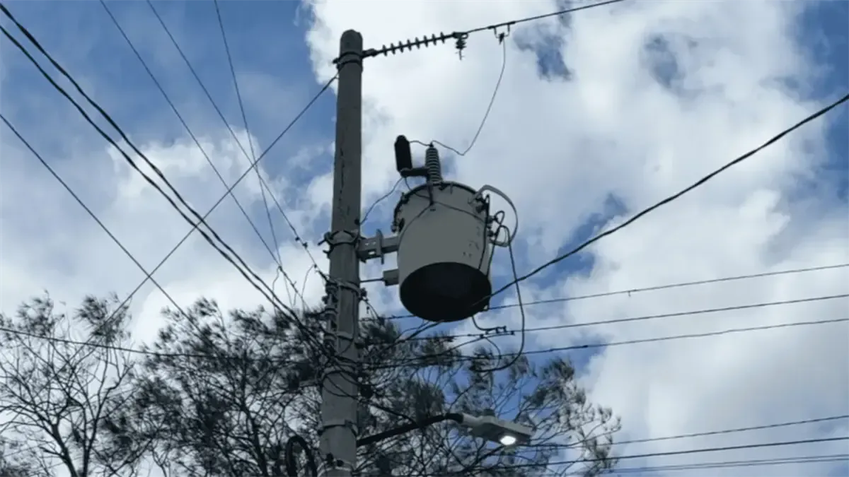 La falta de electricidad en el ejido Sandoval ha alterado la vida diaria de las familias desde hace tres semanas.