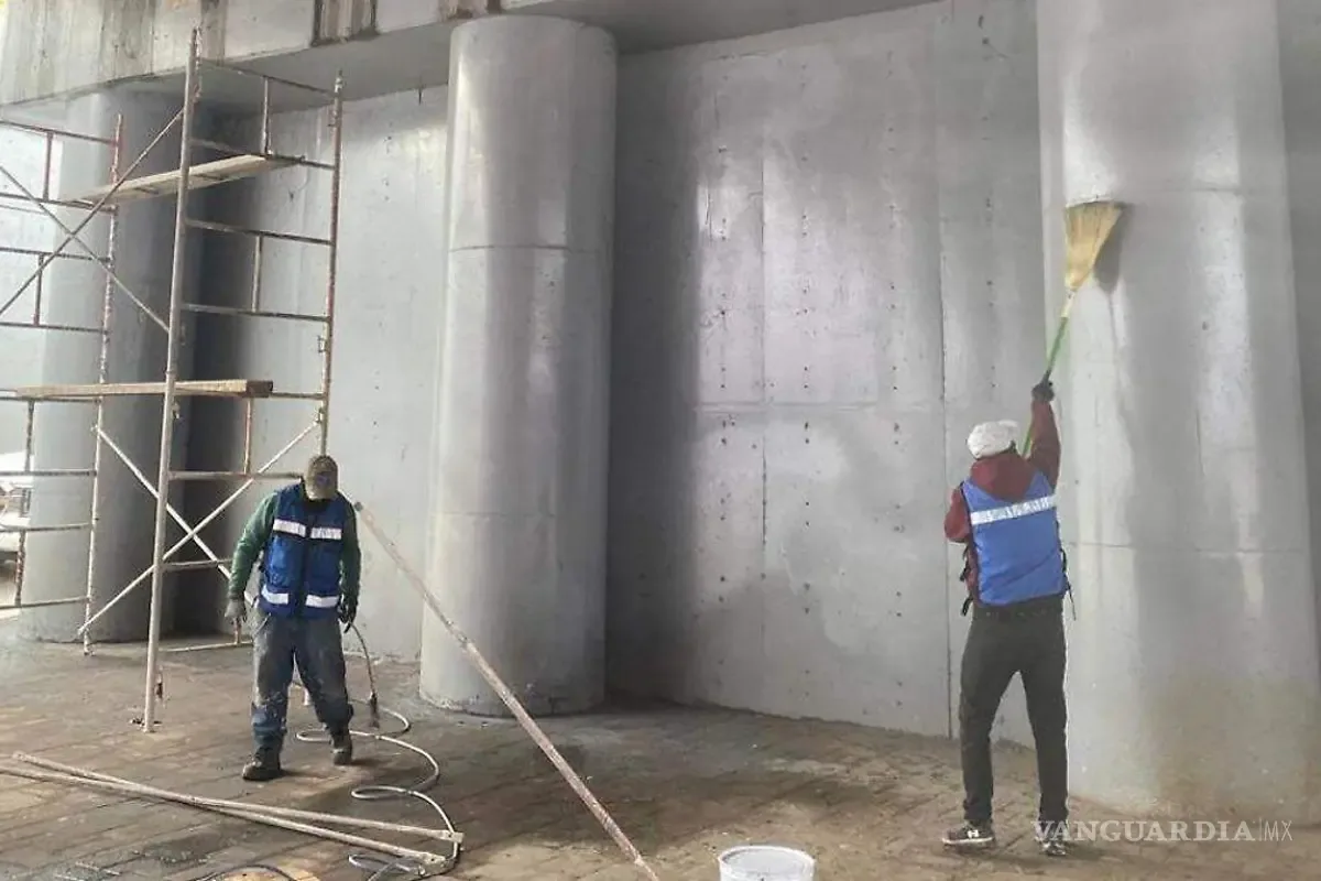 Aplicación de pintura antigraffiti en puentes de Torreón para proteger su infraestructura.