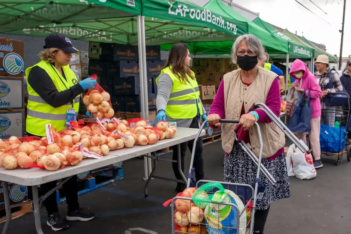 Apoyo alimentario para familias afectadas por la inflación en Los Ángeles.