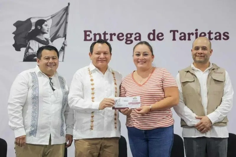 El gobernador de Yucatán entrega sistemas de riego y becas a estudiantes.
