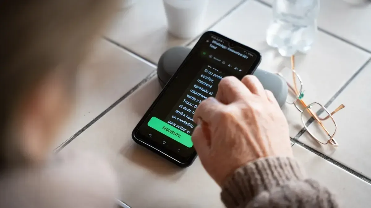 La app TuCelu permite a adultos mayores aprender a utilizar celulares de manera segura y autónoma.