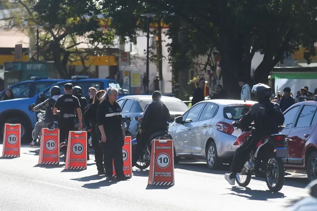 La Municipalidad de La Plata intensificó operativos de control de tránsito y seguridad en la ciudad.