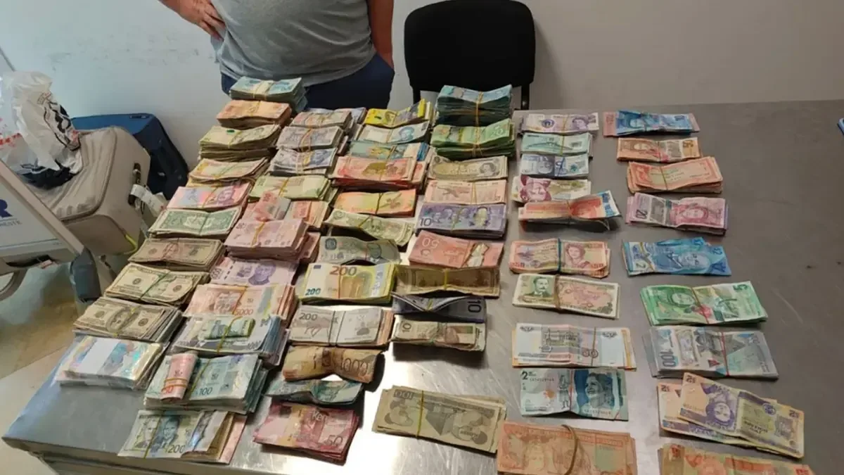 El decomiso ocurrió en el Aeropuerto de Cancún, sugiriendo evasión de controles financieros.