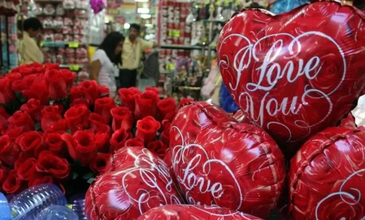 Aprende a controlar tus gastos en el Día del Amor y la Amistad.