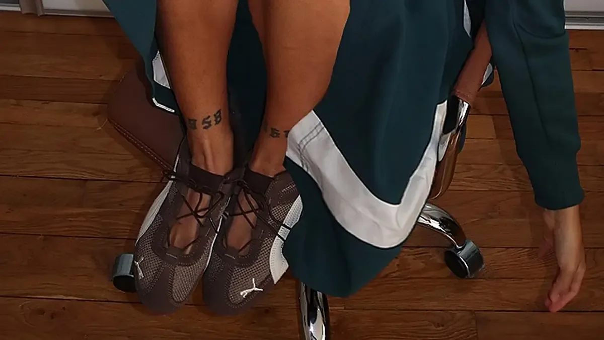 Aprende a llevar las sneakerinas, el calzado más trendy, con elegancia y estilo.