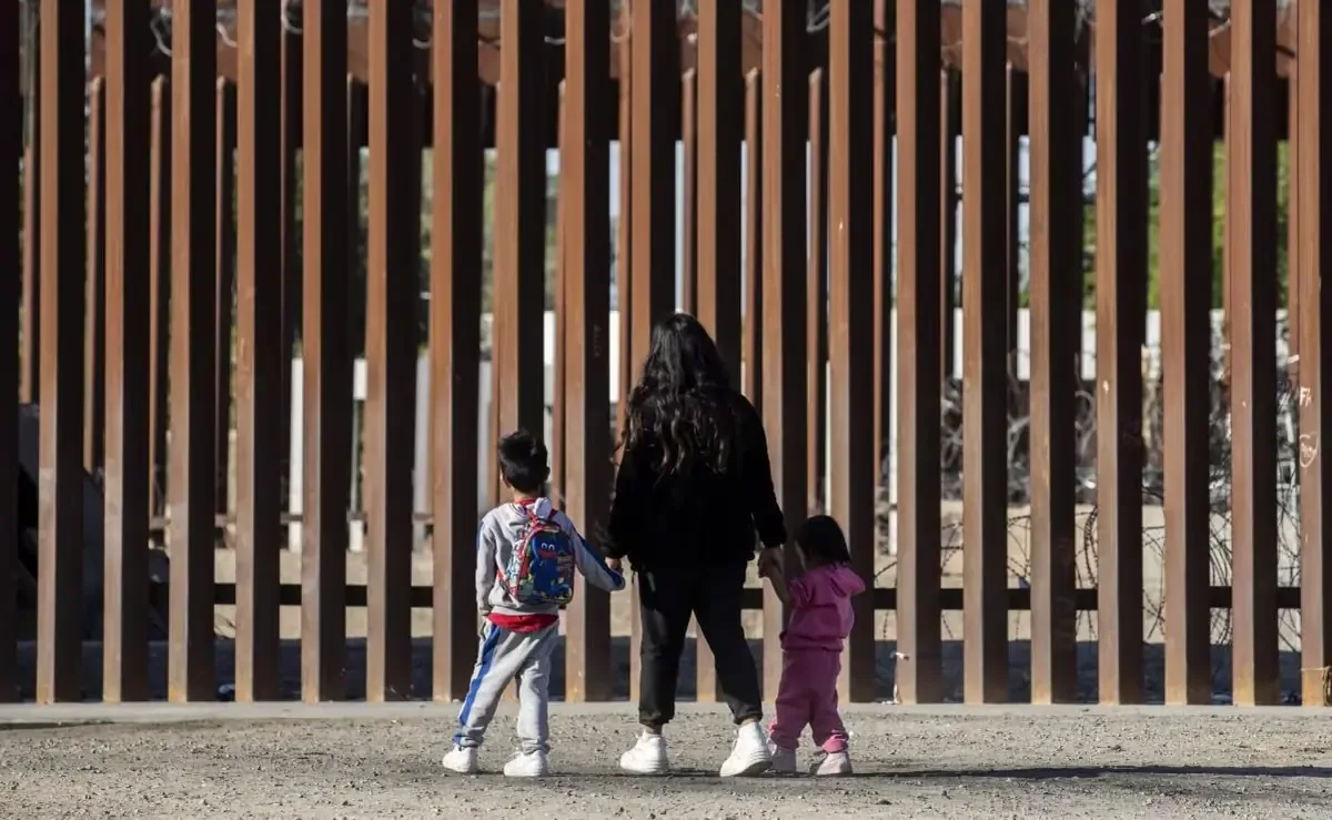 La propuesta busca garantizar derechos y protección integral a niños y adolescentes en situación migratoria.