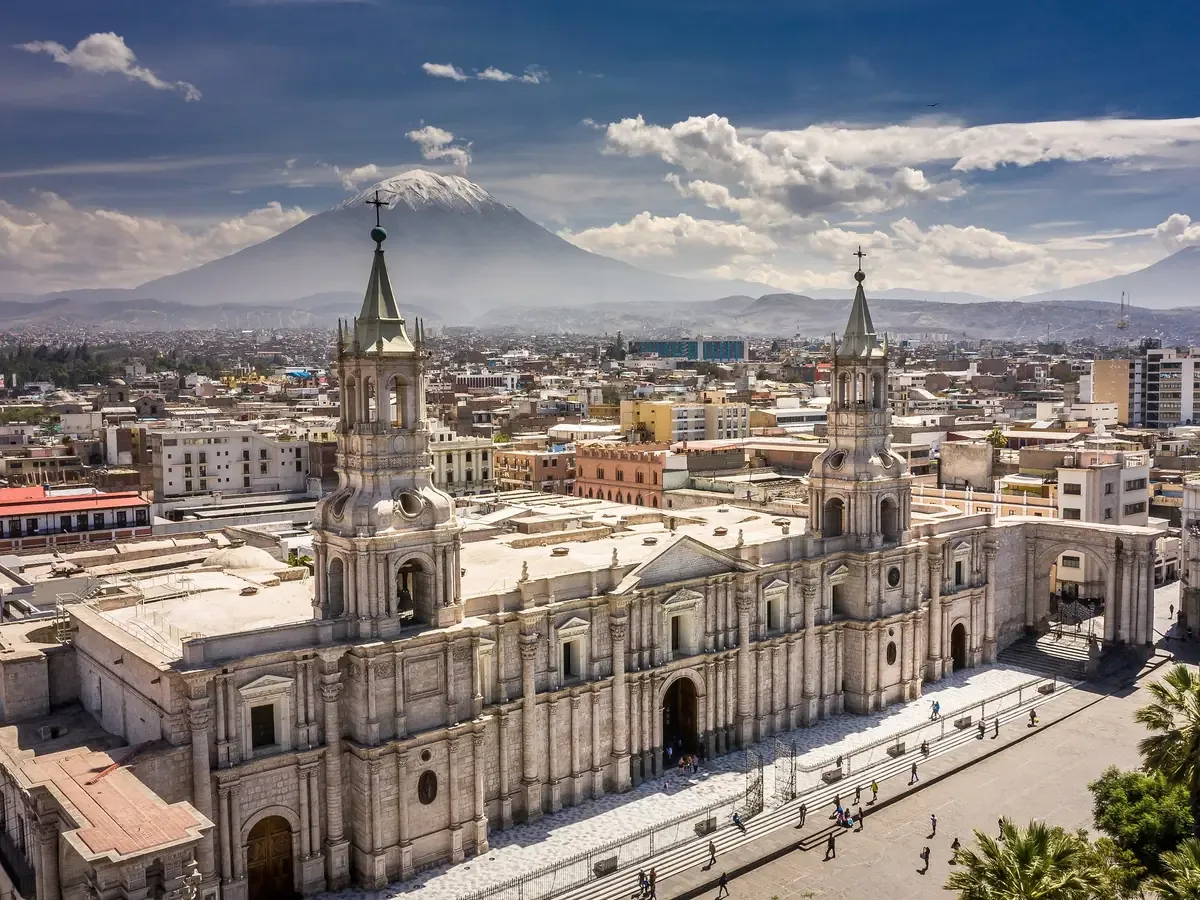 Arequipa destaca por su arquitectura colonial y entorno volcánico, atrayendo a cientos de turistas anualmente.