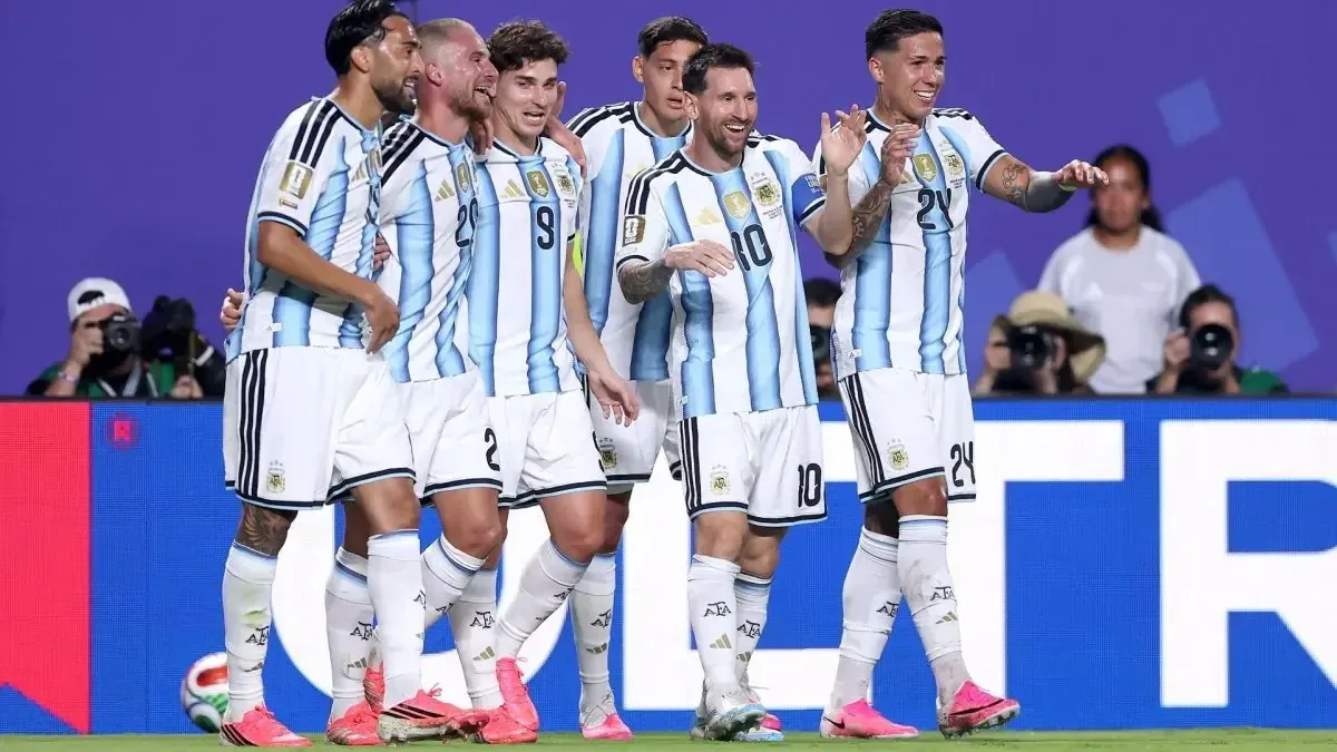 En un debut inolvidable, Lionel Messi brilla y guía a su selección hacia la victoria.