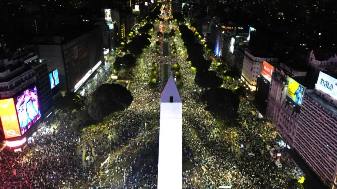 La nación se une en festejos históricos tras un emocionante triunfo que lleva a la Albiceleste a la final.