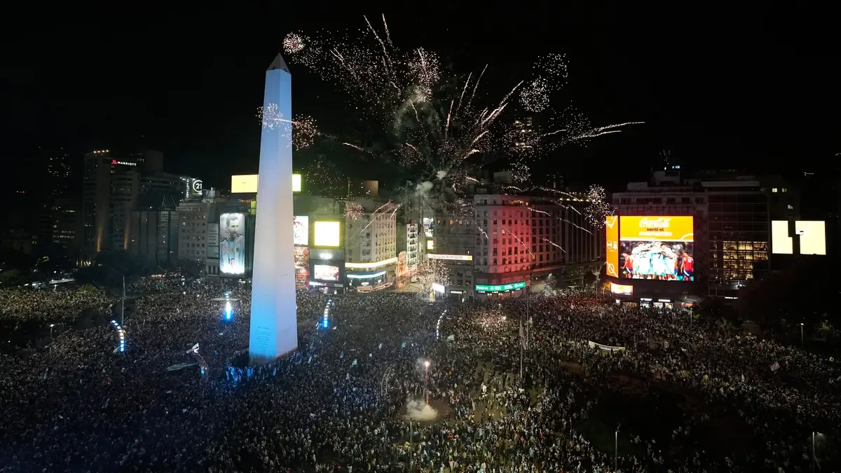 La selección argentina alza bandera por Las Malvinas tras vencer a Inglaterra en semifinales del Mundial.