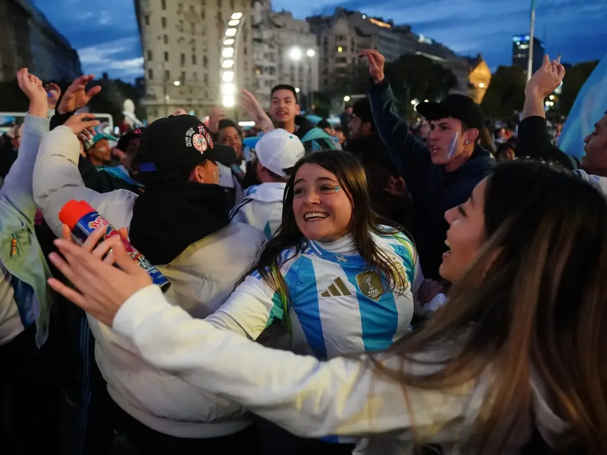 Miles de hinchas celebran la victoria de la selección argentina en un ambiente festivo en Buenos Aires.