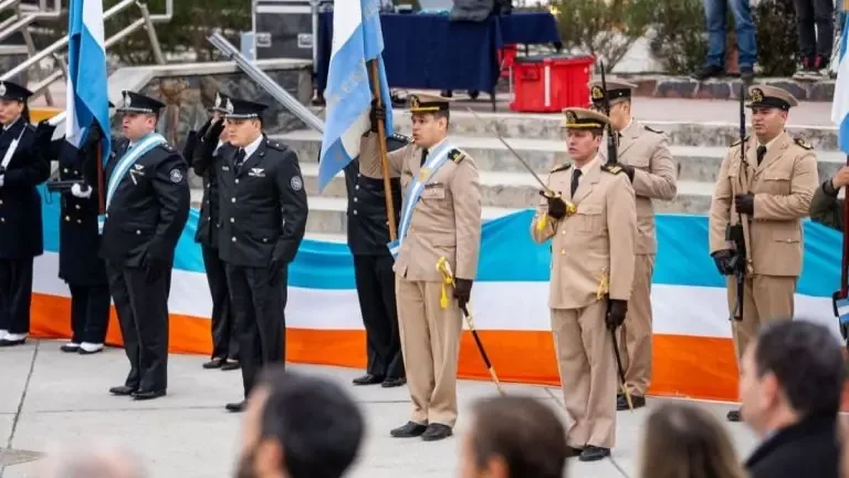 La conmemoración resaltó la soberanía argentina y el compromiso con la memoria histórica.