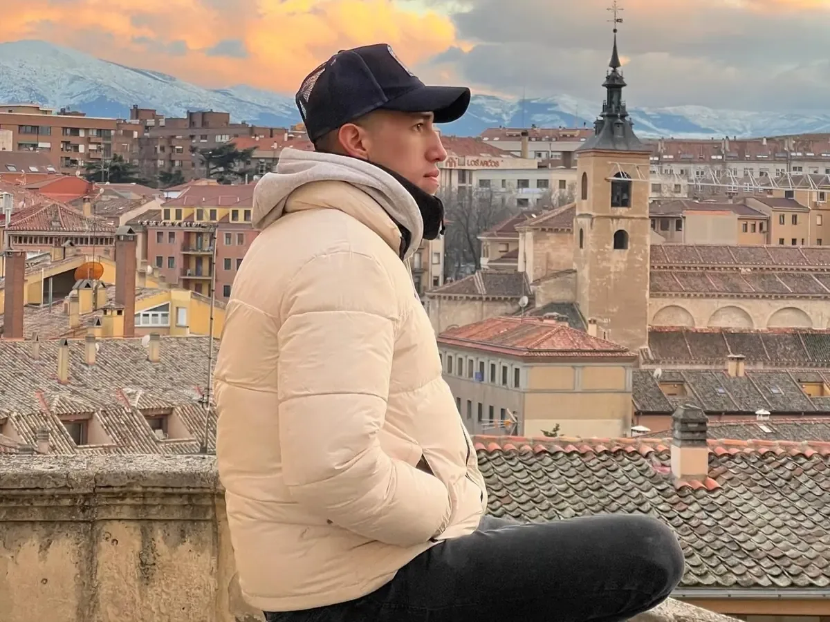 Kevin Gómez comparte su experiencia laboral en España y compara ingresos entre Madrid y Argentina.